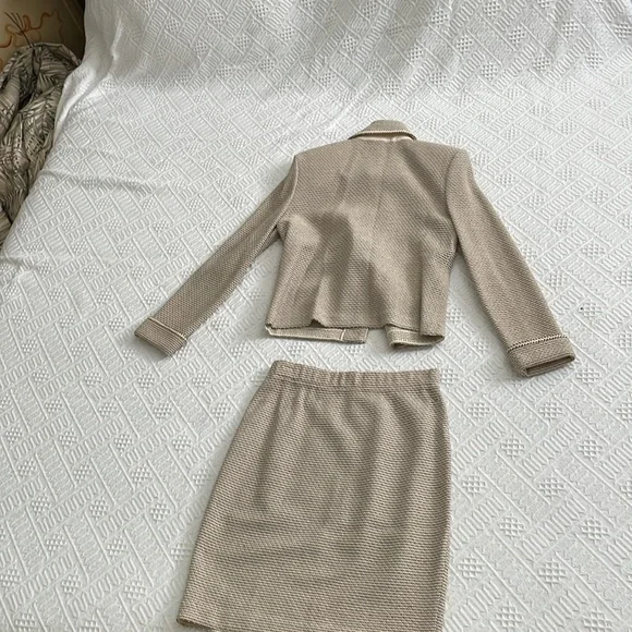 ST. JOHN Elegant Cream Women's Jacket & Skirt Set - Picture 16 of 16